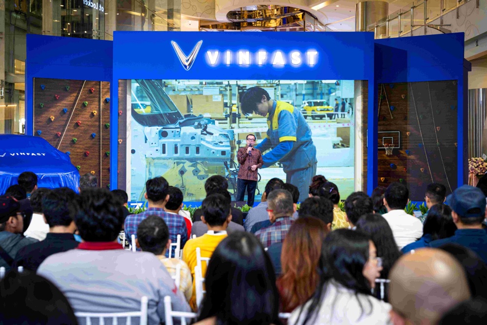 Mr. Kariyanto Hardjosoemarto, CEO of VinFast Indonesia, announced the rollout of the VF MPV 7 electric vehicle from its Subang plant in West Java.