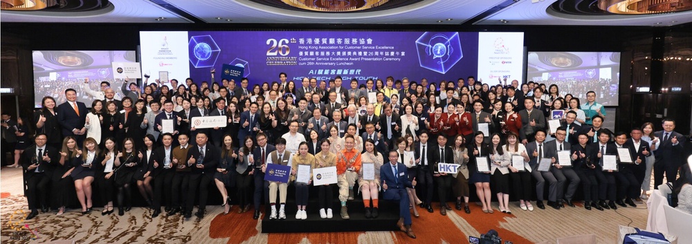 A total of 102 awards were presented at the event amidst fierce competition. Derek Choi, Chairman of HKACE, together with honourable guests, HKACE executive committee members, and all awardees, posed for a group photo to commemorate this significant moment.
