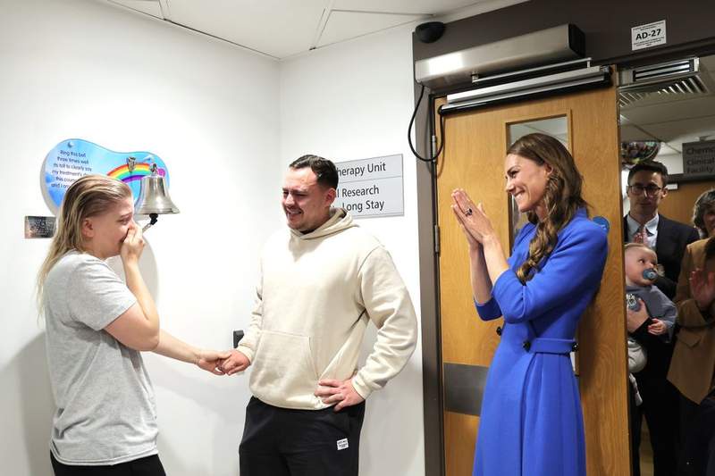 Image from: Princess of Wales applauds as cancer patient rings bell in emotional moment