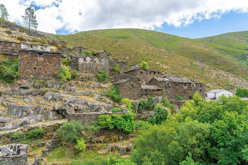 Image from: It’s a ‘magical village’: in Portugal, this village abandoned for more than 20 years is the most isolated in the country (nestled among mountains and waterfalls)