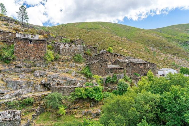 Image from: It’s a ‘magical village’: in Portugal, this village abandoned for more than 20 years is the most isolated in the country (nestled among mountains and waterfalls)