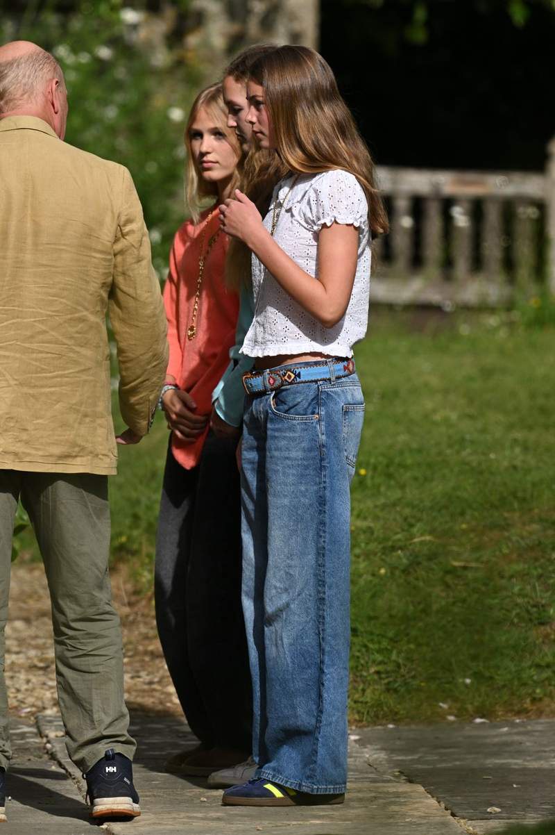 Image from: Peter Phillips and Harriet Sperling join royal guests as they arrive in Cotswolds ahead of wedding