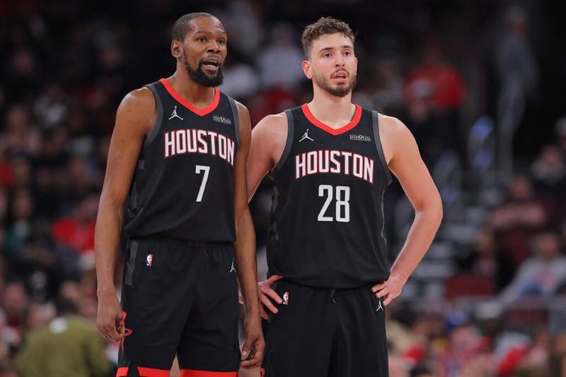 Image from: Kevin Durant used a hilarious tactic to hide from paparazzi after being spotted with an unidentified woman