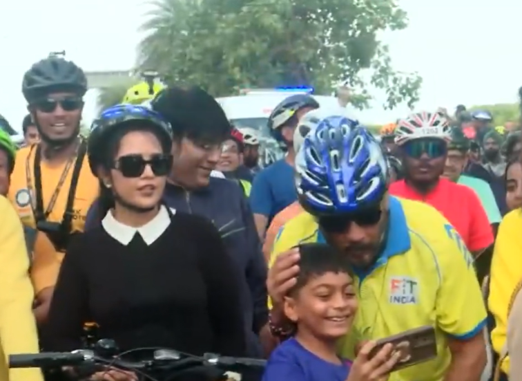Image from: Vikrant Massey takes part in Fit India 'Sundays on Cycle' initiative in Delhi