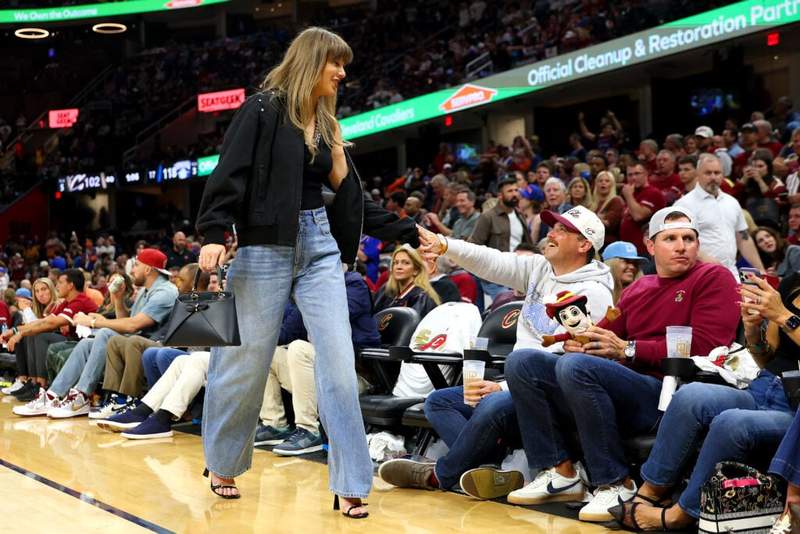 Image from: Taylor Swift’s courtside seat from NBA Conference Finals up for auction at startling price