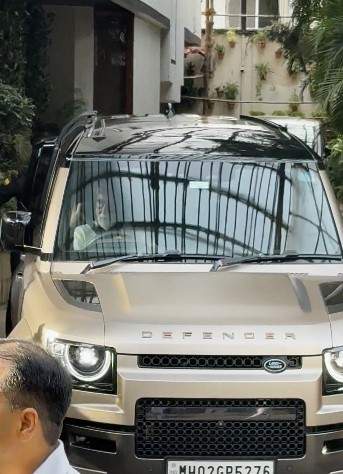 Image from: Amitabh Bachchan goes on a solo car drive after Sunday darshan