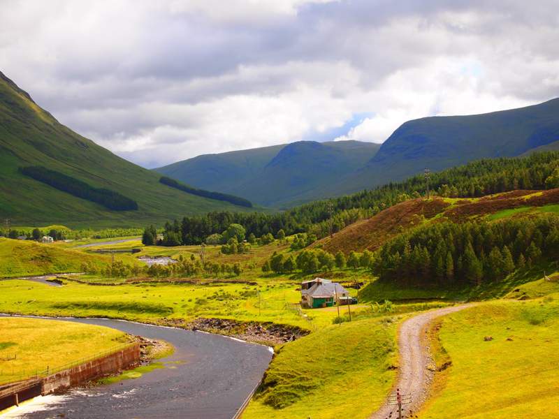 Image from: In the UK, this charming tea room nestled in the Scottish Highlands will enchant you right away (and it has breathtaking views of the hills!)