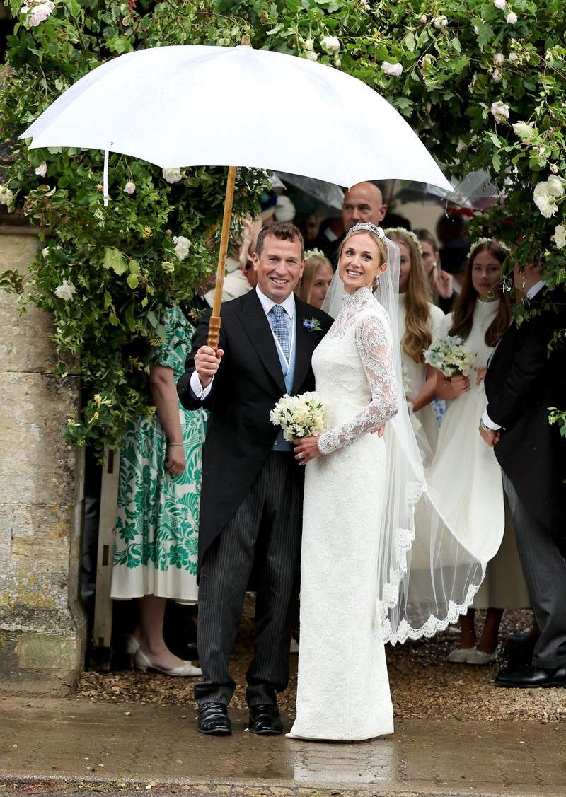 Image from: Zara's father steps out with female friend at his son's wedding