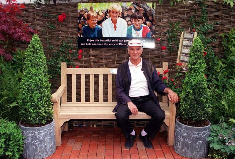 Image from: Diana's cheeky postcard revealed as intimate letters head to auction