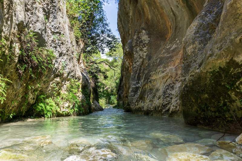 Image from: In Spain, the 6 most beautiful natural swimming pools in Andalusia (with breathtaking scenery)