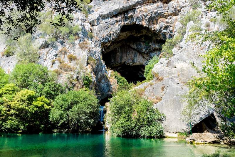 Image from: In Spain, the 6 most beautiful natural swimming pools in Andalusia (with breathtaking scenery)
