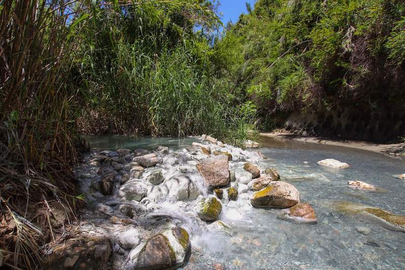 Image from: In Spain, the 6 most beautiful natural swimming pools in Andalusia (with breathtaking scenery)