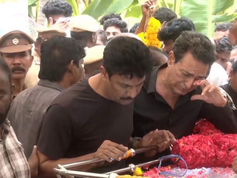 Image from: Baharathiraja final rites: Fans, celebs gather at Theni to pay homage to veteran Tamil director