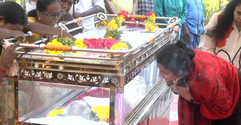 Image from: Baharathiraja final rites: Fans, celebs gather at Theni to pay homage to veteran Tamil director