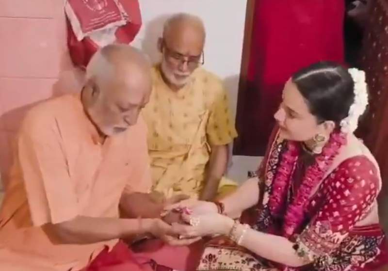 Image from: "We have come to thank God": Kangana Ranaut offers prayers as PM Modi's marks historic tenure