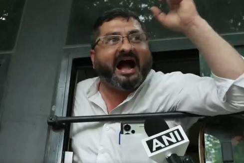 Image from: Police detain Congress workers protesting outside ECI over Meenakshi Natarajan's plea rejection from SC