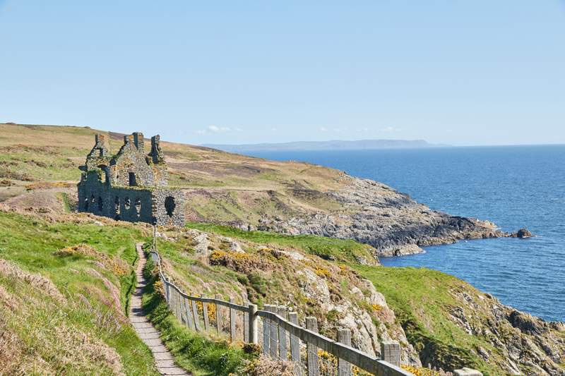 Image from: In Scotland, this hike on a cliff leads you to a little-known 12th-century magnificent castle (it’s completely off the beaten path!)