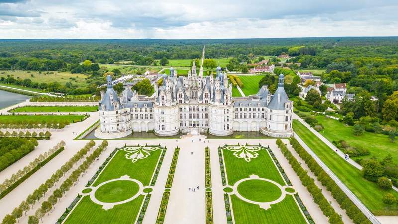Image from: In Europe, these 10 castles look straight out of a fairy tale (and their views are simply breathtaking!)
