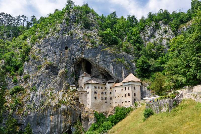 Image from: In Europe, these 10 castles look straight out of a fairy tale (and their views are simply breathtaking!)