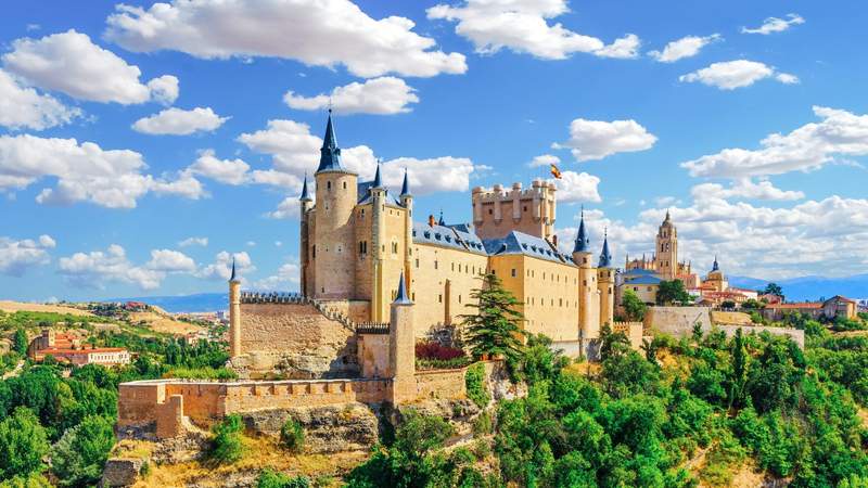 Image from: In Europe, these 10 castles look straight out of a fairy tale (and their views are simply breathtaking!)