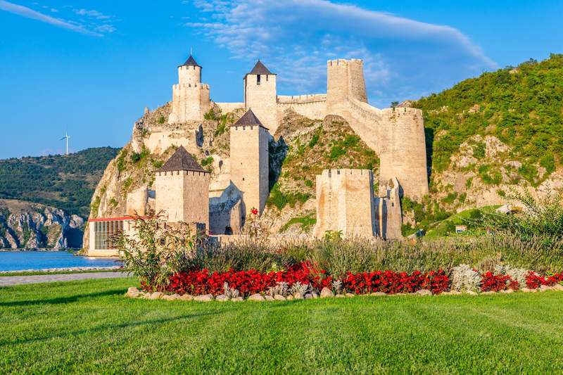 Image from: In Europe, these 10 castles look straight out of a fairy tale (and their views are simply breathtaking!)