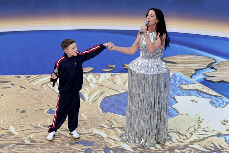 Image from: Katy Perry mercilessly roasted by fans as World Cup opener outfit sparks ‘lampshade’ comparisons