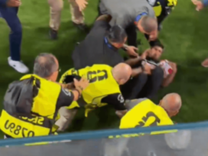 Image from: 'The worst streaker in history of sport' gets taken out by security second after stepping on pitch