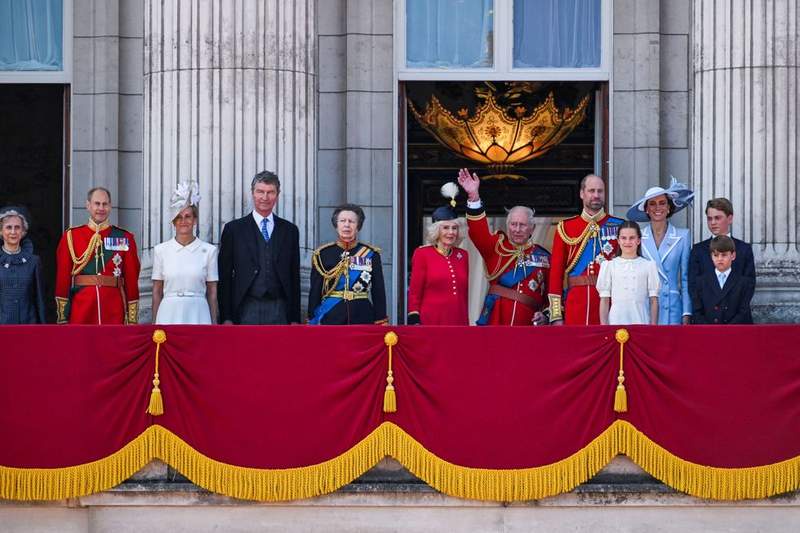 Image from: Royal fans left amazed at Prince George's height as future king compared to Catherine