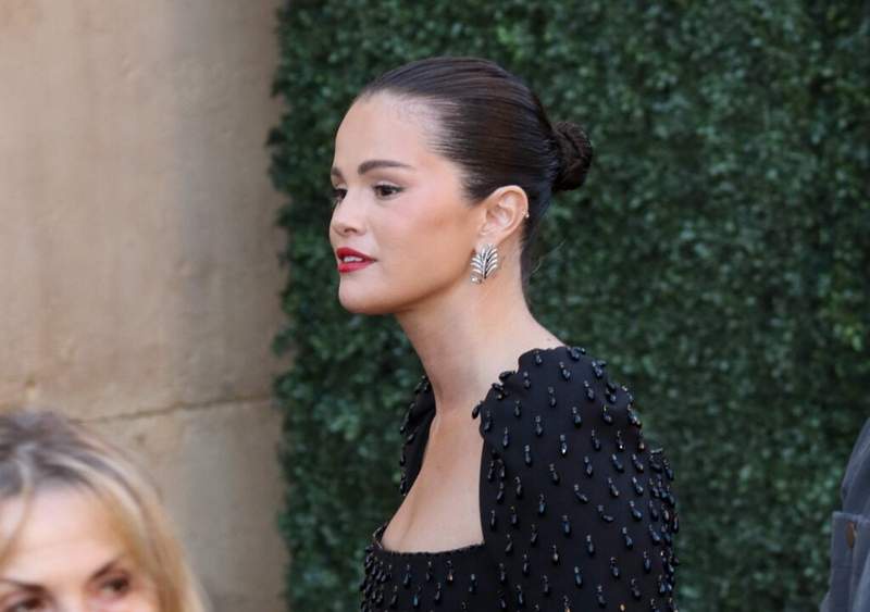 Image from: Selena Gomez responds to fans assuming her NBA Finals post was shading Taylor Swift