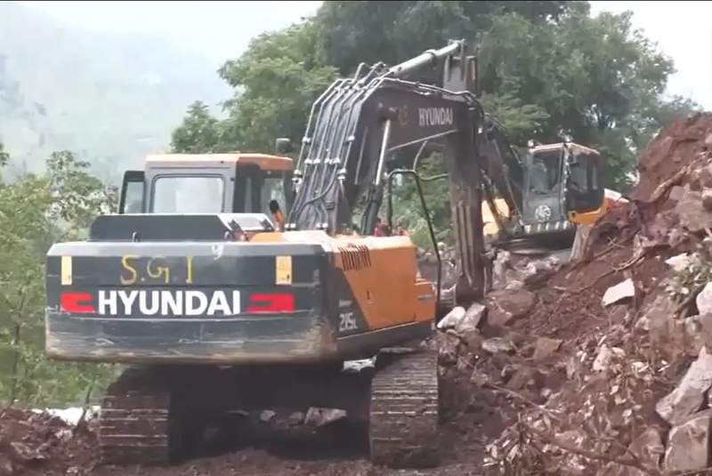 Image from: Hundreds of vehicles stranded due to massive landslide in Poonch district; BRO restores NH-144 after 5-hour halt