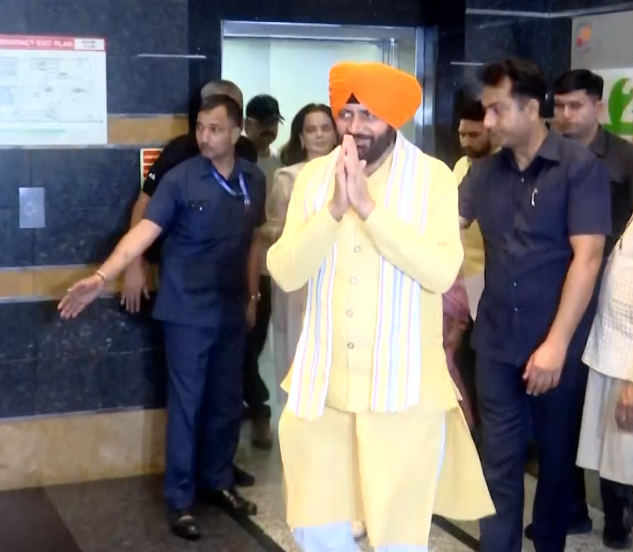 Image from: Kangana Ranaut attends 'Bharat Bhhagya Viddhaata' screening in Chandigarh, Haryana CM Nayab Saini attends