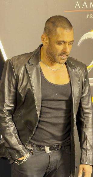 Image from: Salman Khan makes cool entry at Aamir Khan's event, surprises everyone with his bold haircut
