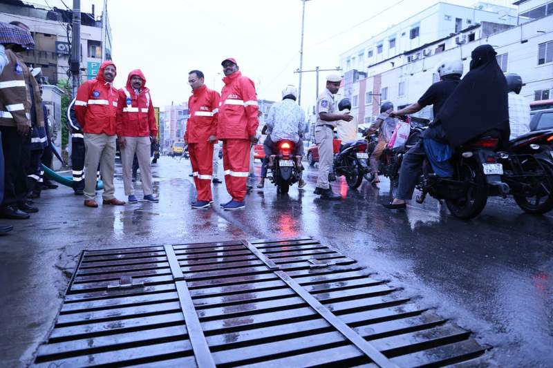 Image from: Hyderabad police on high alert after IMD's heavy rain warning; Commissioner inspects waterlogging spots