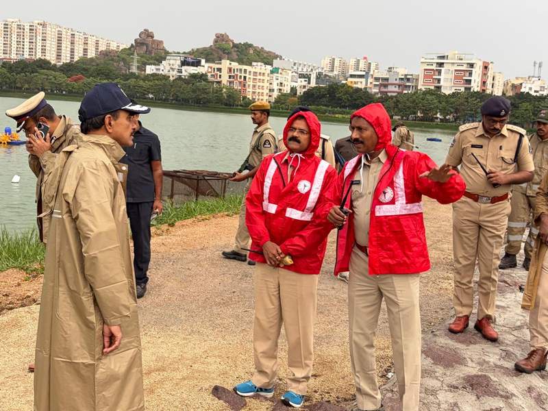 Image from: Hyderabad police on high alert after IMD's heavy rain warning; Commissioner inspects waterlogging spots