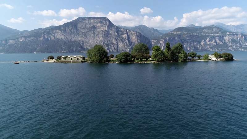 Image from: In Italy, this tiny island on Lake Garda is a rare witness to Italian history since the 10th century (it’s home to ruins from WW2!)