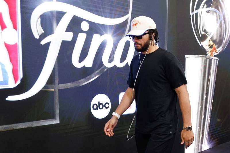 Image from: NBA fans react to Sydney Sweeney wearing Jalen Brunson’s jersey at Knicks vs. Spurs Game 5