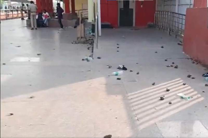 Image from: Bihar: Stone-pelting, vandalism at Patliputra railway station amid crowd; heavy police force deployed