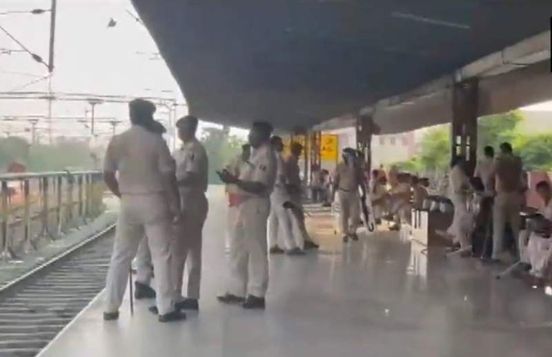 Image from: Bihar: Stone-pelting, vandalism at Patliputra railway station amid crowd; heavy police force deployed