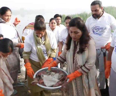Image from: Delhi CM Rekha Gupta and senior leaders participate in the 'Maa Yamuna Riverbank Cleanliness drive'