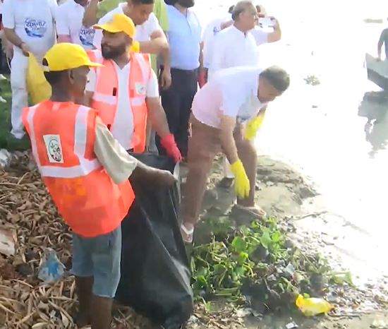 Image from: Delhi CM Rekha Gupta and senior leaders participate in the 'Maa Yamuna Riverbank Cleanliness drive'
