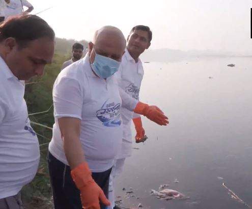 Image from: Delhi CM Rekha Gupta and senior leaders participate in the 'Maa Yamuna Riverbank Cleanliness drive'