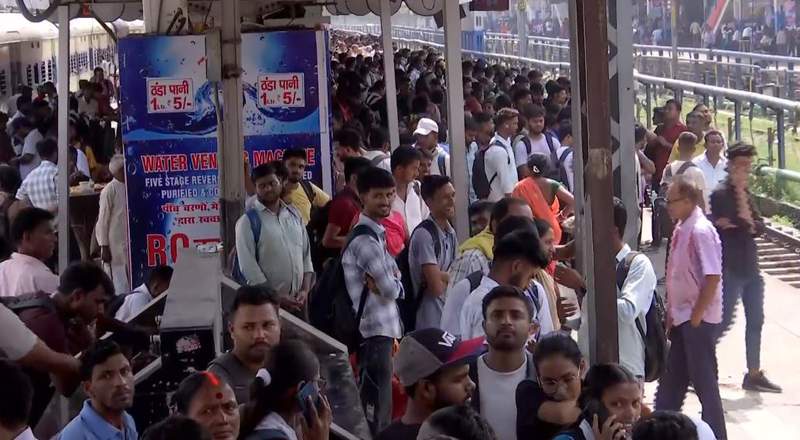 Image from: Heavy rush at Patna Junction as exam aspirants struggle to board trains; several miss Bihar Police constable exam