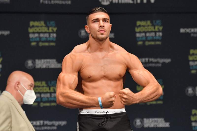 Image from: Crowd erupts as Tommy Fury nicks past Eddie Hall in wild misfits showdown