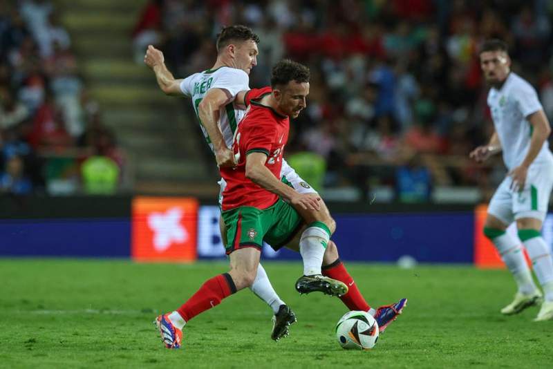 Image from: Prime Minister gives Portugal players bracelets for tribute to Diogo Jota during World Cup