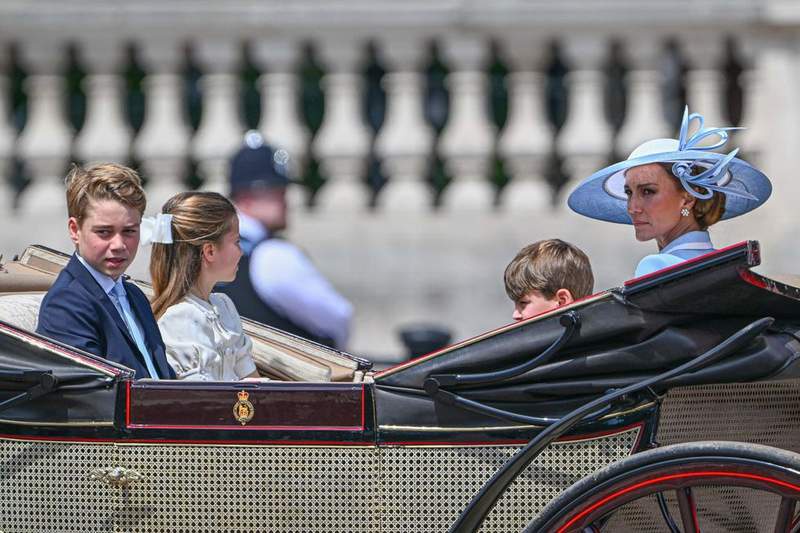Image from: Catherine's icy glare at anti-monarchy protesters who booed her, George, Charlotte and Louis