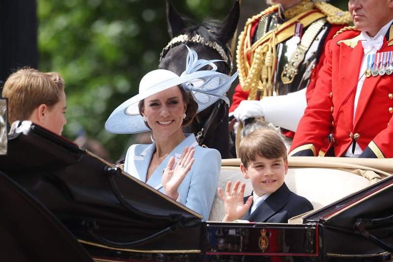 Image from: Catherine's icy glare at anti-monarchy protesters who booed her, George, Charlotte and Louis