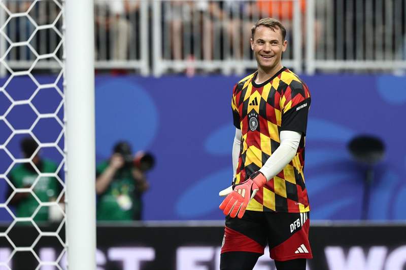 Image from: Returning Neuer equals goalkeeper appearance record at World Cup