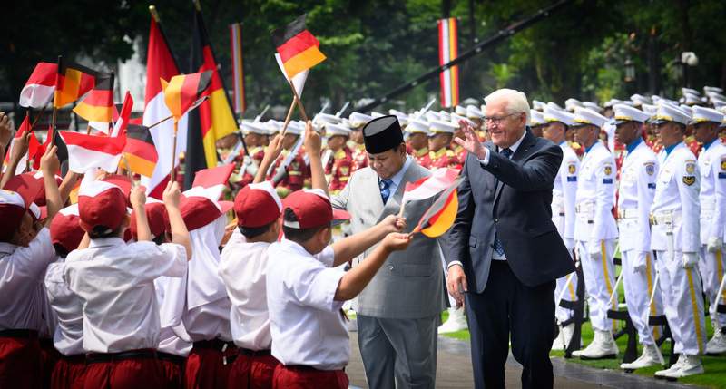 Image from: Indonesian leader breaks into song as he hosts German president