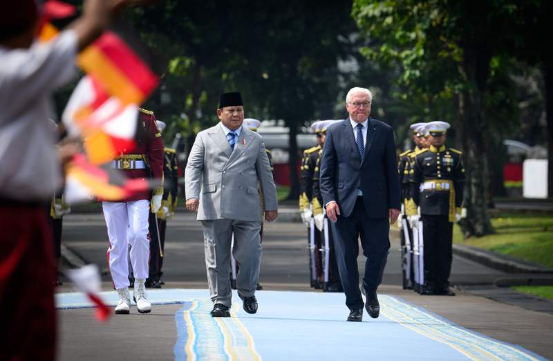 Image from: Indonesian leader breaks into song as he hosts German president