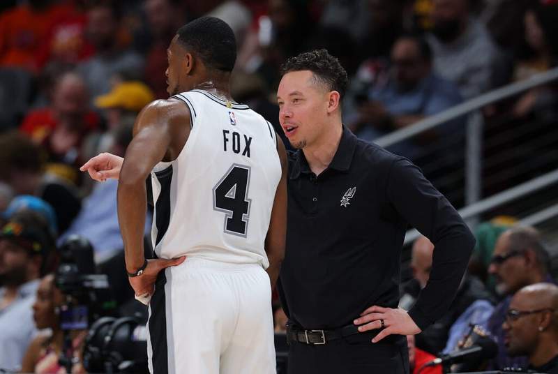 Image from: NBA fan finds real reason why Spurs head coach Mitch Johnson chose De’Aaron Fox over Dylan Harper
